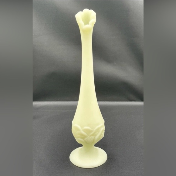 Fenton Vintage Uranium Bud Vase UV Reactive Custard Art Floral Glass Footed EUC - Picture 2 of 10